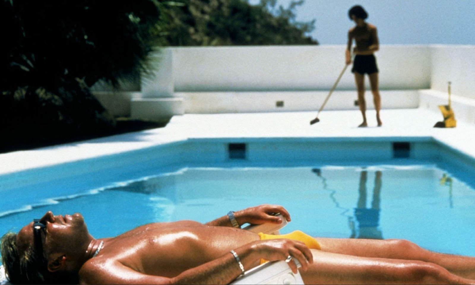 Sexy Beast (2000) — Gal Dove sunbathing by the pool in Spain